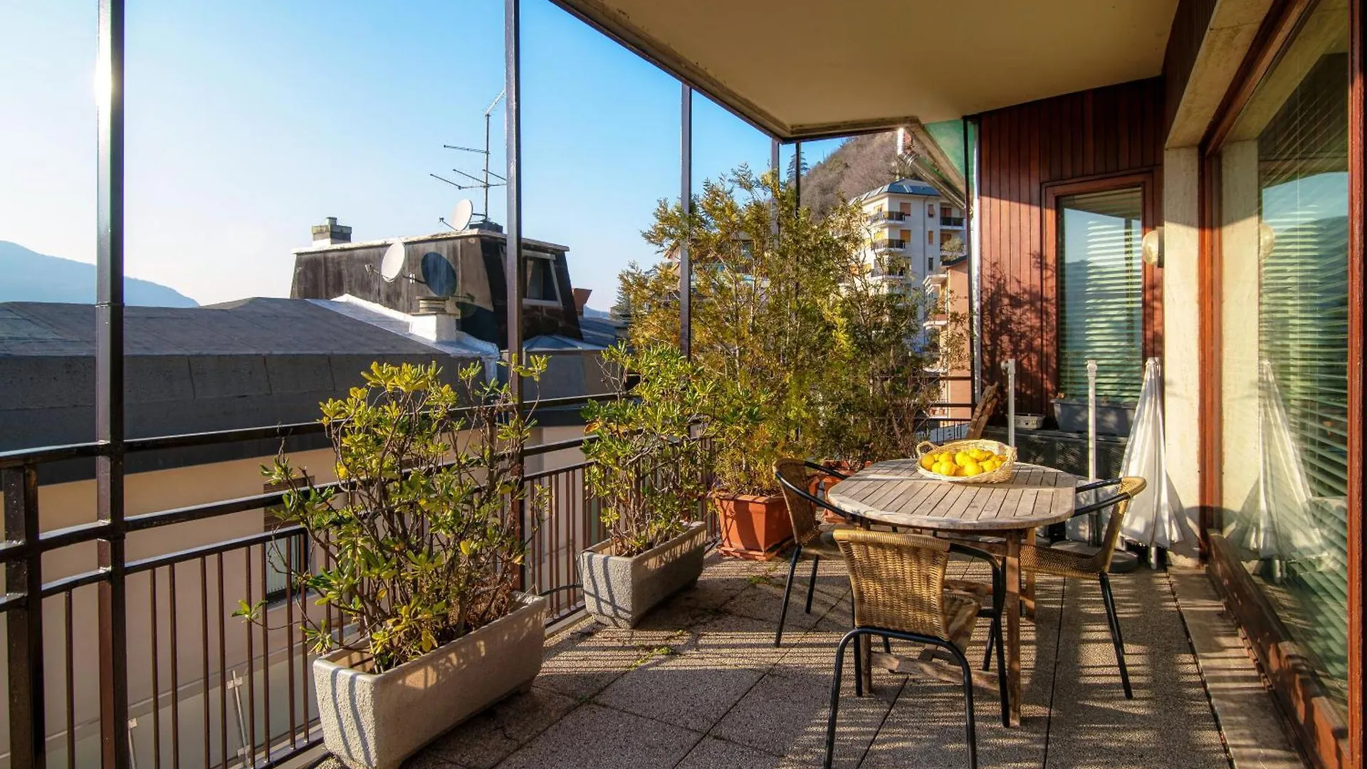 Lake And City View Apartment - Downtown Como