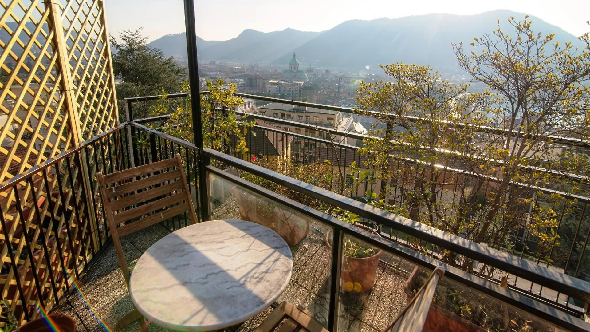 Lake And City View Apartment - Downtown Como Italy